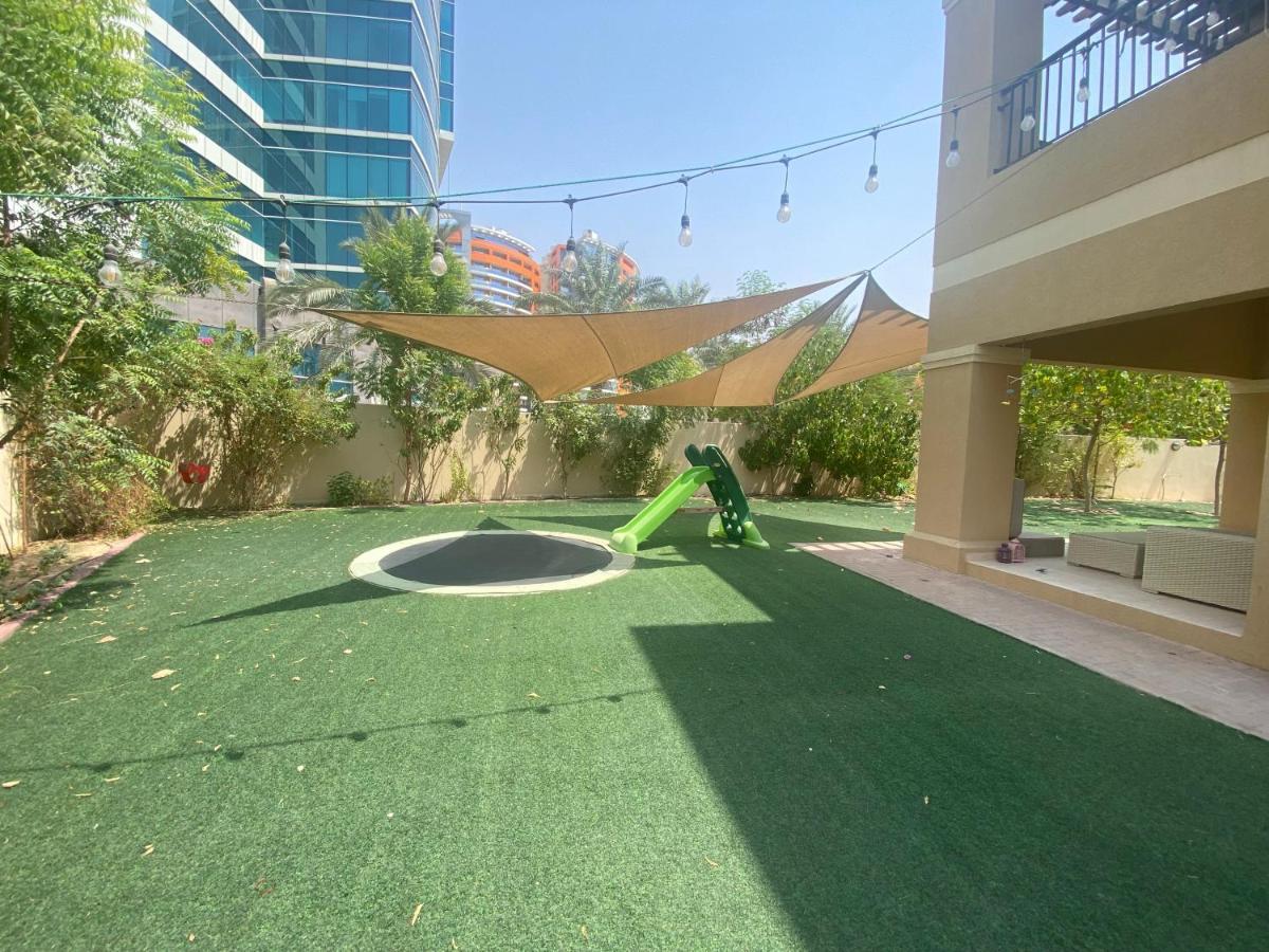 Spacious 4-Bedroom Villa, Children Friendly Dubaj Exteriér fotografie